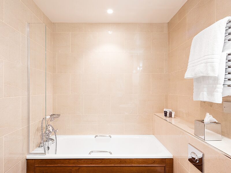 Standard Double Bathroom 800×600